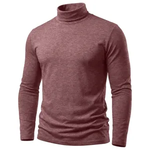 Nahaufnahme Detail des langarmigen Herren Rollkragenpullovers in elegantem Dunkelrot.