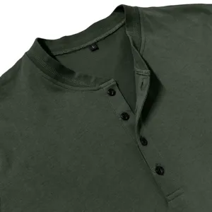 Herren einfarbig dunkelgrün langarm Henley Shirt mit Knopfleiste. Baumwolle Basic Shirt.