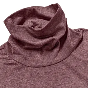 Herren Rollkragen Pullover Kragen Detail, weinrote Langarm Strickware Nahaufnahme.