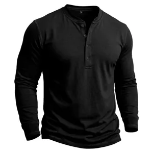 Schwarzes Langarm-Henley-Shirt Detailansicht, bequemer Baumwoll-Waffelstrick mit Knopfleiste.