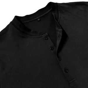 Nahaufnahme des Kragenausschnitts des schwarzen Baumwoll Langarm Henley Hemds.