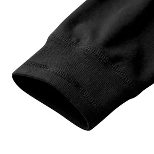 Detailaufnahme der schwarzen langen Ärmelmanchette mit hochwertiger Rippstricktextur.