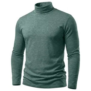 Detailansicht des dunkelgrünen Strick-Rollkragen-Langarmshirts für Herren mit Kragen.