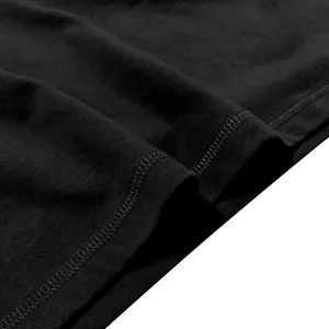 Nahaufnahme Detail eines schwarzen Herren Langarm Baumwoll T-Shirts mit feinen Nähten.