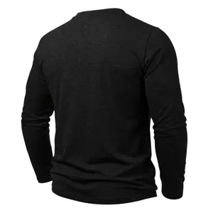T-shirt henley manches longues homme vue arrière, vêtement confortable en tissu sombre.
