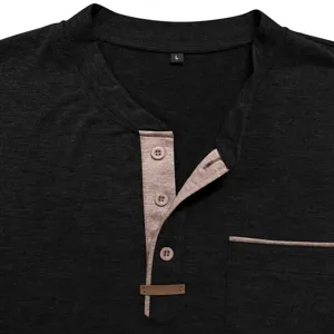 Gros plan sur les details de chemise henley homme a manches longues, patte de bouton et poche.