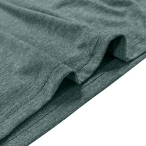 Nahaufnahme von dunkelgrauem Strickstoff und sauberer Naht für Herren Langarmshirt.