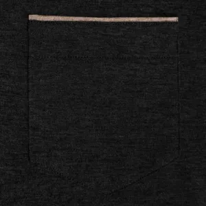 Vue détaillée de la poche de poitrine d'un t-shirt à manches longues pour homme.