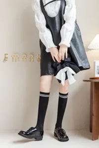 Klassische schwarze Kniestrümpfe im JK-Stil mit weißen Doppelstreifen für Damen.