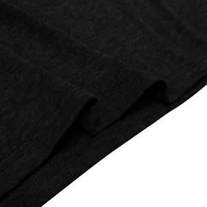 Gros plan détaillé de la texture du tissu gris foncé pour t-shirt à manches longues.