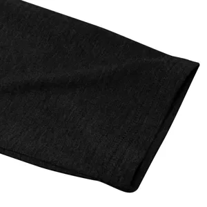 Détail de manchette de t-shirt à manches longues pour homme, tissu en coton respirant.