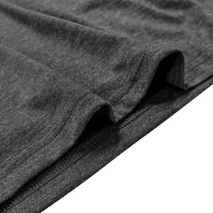 Nahaufnahme des dunkelgrauen Langarmshirt-Stoffes mit feiner Stricktextur und Nahtdetails.