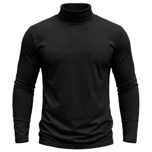 Detailansicht des schwarzen Herren Rollkragen Langarmshirts, glatter Stoff nahaufnahme.