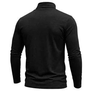 Herren schwarzes langarm Rollkragen T-Shirt Detailansicht von hinten für Herbst und Winter.