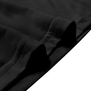 Nahaufnahme des schwarzen Herren Langarmtop Stoffes mit sehr sauberer Nahtverarbeitung.