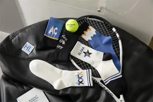 Gedetailleerd overzicht van trendy katoenen sportsokken voor heren met stijlvolle prints en kleuren.