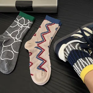 Chaussettes mi-hautes élégantes à lignes 3D pour femmes, tendance streetwear de niche.