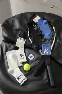 Gedetailleerd overzicht van trendy middelhoge katoenen sokken met stijlvolle borduursels.