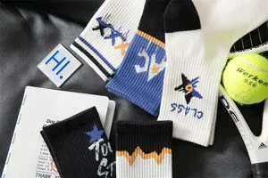 Gedetailleerd overzicht van trendy heren sportmiddenkousen met ster- en letterpatronen.