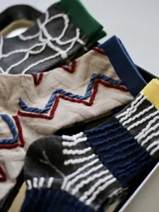 Gros plan détaillé de chaussettes mi-hautes tendance aux lignes tridimensionnelles uniques.