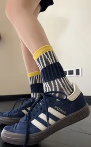 Chaussettes mi-hautes rayées élégantes avec tricot texturé pour le style quotidien.