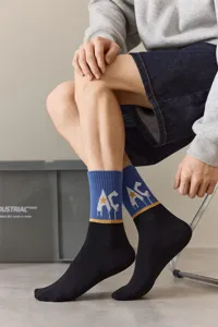 Trendy halve kousen voor heren, zwart-blauw kleurenblok design met gebreide letters voor dagelijks.
