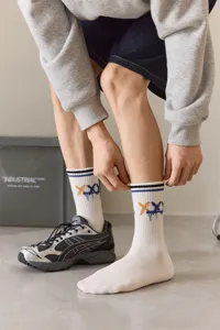 Detailopname van stijlvolle witte sokken met trendy kruisprint voor heren streetwear outfits.