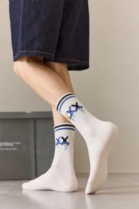 Detailopname van witte herensokken met blauwe strepen en unieke XX grafische opdruk.