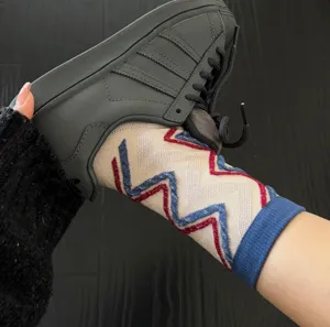 Chaussettes mi-hautes tendance pour femmes avec motif zigzag chic, style streetwear neutre.