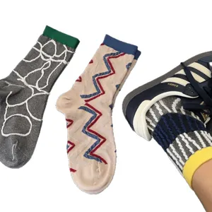 Chaussettes mi-hautes élégantes avec lignes 3D uniques et motifs ondulés pour un look urbain.