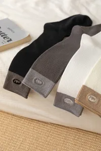 Calze al polpaccio ricamate bicolore da donna, elegante design a contrasto, cotone morbido.