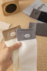 Calze a tubo medio da donna ricamate con lettere a contrasto stile dolce casual quotidiano
