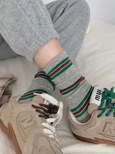 Calzini medi in cotone grigio con classiche strisce di colore a contrasto retrò.