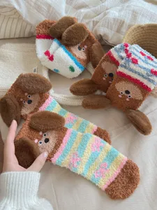 Calzini medi in peluche di pile di corallo con cucciolo 3D, morbidi e comodi per la casa.