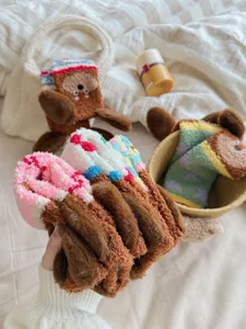 Primo piano di calzini dettaglio peluche bassotto pile corallo, calze invernali calde casa.