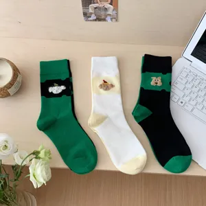 Calzini medi da donna ricamati con cartoni animati, alla moda in cotone con blocchi di colore.
