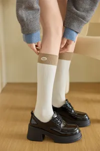 Calze al polpaccio ricamate bicolore da donna, stile giapponese moda calzetteria dettaglio.