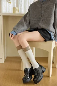 Vista dettagliata di calze a metà polpaccio bicolori ricamate, stile giapponese da donna.