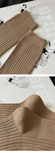 Detail van de geribbelde gebreide textuur van bruine katoenen sokken met fijne afwerking.