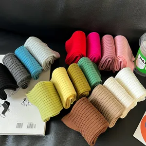 Gekamde katoenen gekleurde dames middelhoge sokken in vrolijke snoepkleuren voor lente.