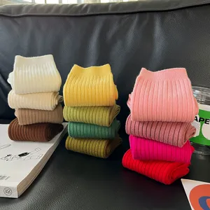 Gekamd katoen kleurrijke dames middelsokken in dopamine stijl voor de lente comfortabel