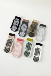 Rutschfeste Yogasocken mit Grip-Noppen und Rippbündchen für Fitnesstraining und Indoor-Sport.