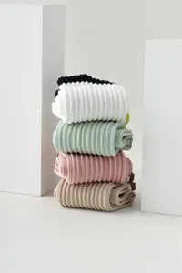 Bequeme gerippte Yogasocken im ordentlichen Stapel, ideal für Fitness, Tanz und den Alltag innen.