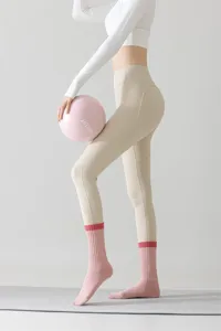 Detaillierte Ansicht der dicken, rutschfesten Damenyogassocken für das Training im Innenbereich.
