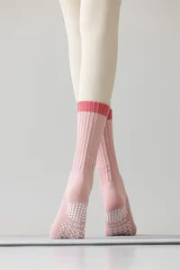 Nahaufnahme von rosa gerippten Damenyoga-Socken mit rutschfesten Noppen an der Sohle.