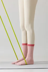 Damen Sport Yoga Socken mit rutschfester Sohle und geripptem Bund für Fitness Training.