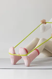 Detailaufnahme rosa Yoga-Socken mit weißen Antirutschsohlen und dicken Rippschäften.
