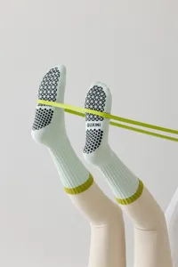 Rutschfeste Yoga-Socken im Detail mit schwarzen Gumminoppen an der Sohle für sicheren Halt.