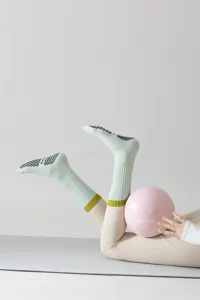 Rutschfeste Yogasocken für Damen, mittelhohe Fitnesssocken mit Noppen für Pilates und Gymnastik.