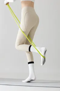 Damen Yoga Socken mit Anti-Rutsch-Sohle, kombiniert mit Fitness Leggings fur Workouts.